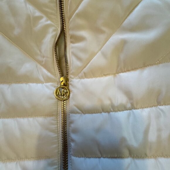 Michael Kors NWT White/Ivory Chevron Puffer Vest Sz M - Picture 2 of 8
